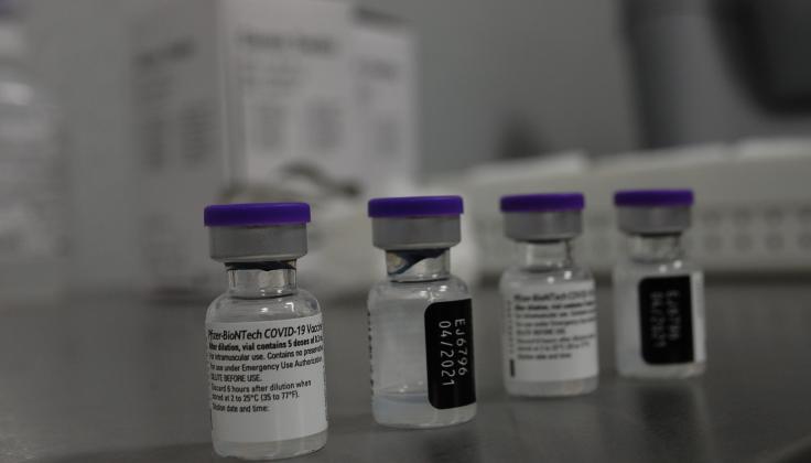 Santaros klinikos paaiškina klausimų sukėlusias aplinkybes pirmosiomis vakcinacijos dienomis 