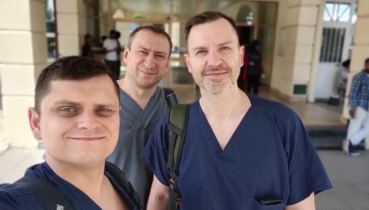 Santaros klinikų vaikų ortopedas traumatologas dr. Giedrius Bernotavičius apie savanorystę Etiopijoje: neįtikėtinų stuburo deformacijų operacijos, jų laukianti virš 1000 pacientų eilė ir neįprastas vardas „doctor G“