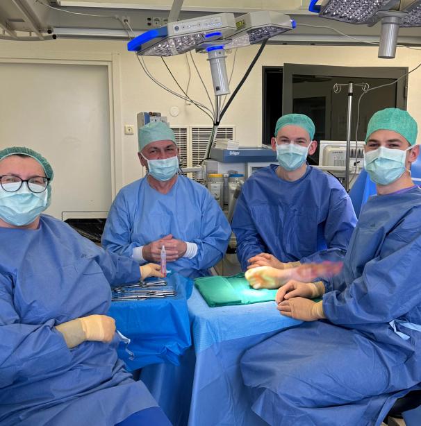 Iš kairės: operacinės slaugytoja Daiva Bernotaitė, doc. dr. Mindaugas Minderis, gydytojai Paulius Dobrovolskis, Mykolas Udrys