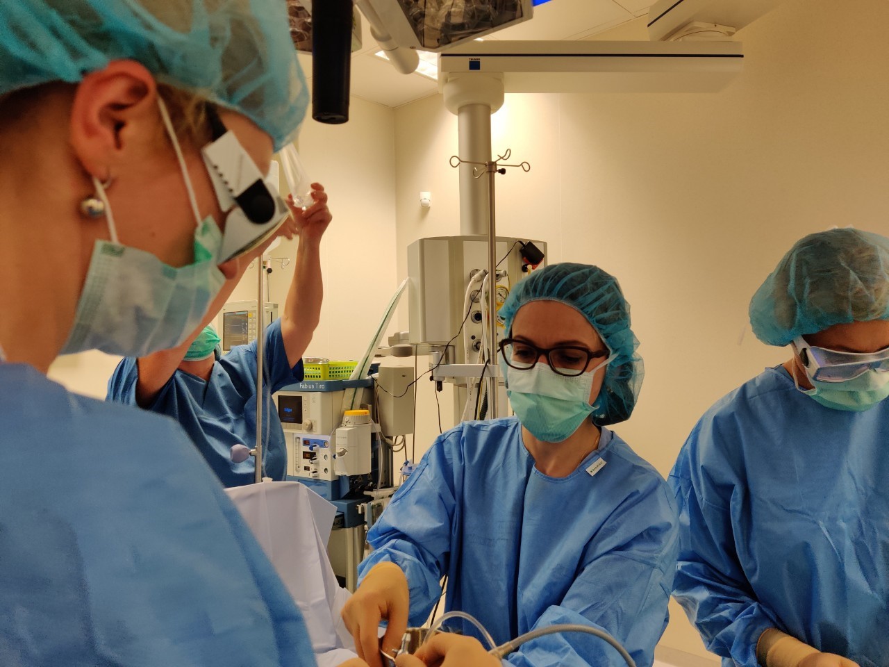 Santaros klinikų darbuotojai operacijos metu 1 Jelena Volochovič operacijos metu 2 operacijos komanda